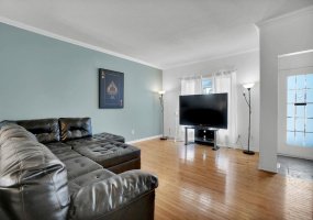 Queens Avenue, Victoria, ,Room,For Rent,Queens Avenue,1035